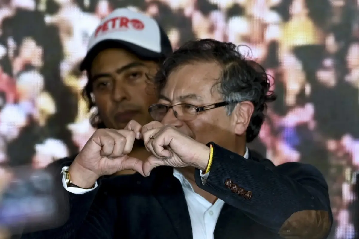 El candidato presidencial colombiano para la coalición del Pacto Histórico, Gustavo Petro, tiene la forma de un corazón, acompañado por su hijo Nicolas Petro, mientras celebra en la sede del partido en Bogotá el 29 de mayo de 2022, el día de las elecciones. El presidente colombiano Gustavo Petro dijo el 29 de julio de 2023 que su hijo Nicolás había sido arrestado por cargos de lavado de dinero y enriquecimiento ilícito en un escándalo relacionado con la campaña electoral de Petro.