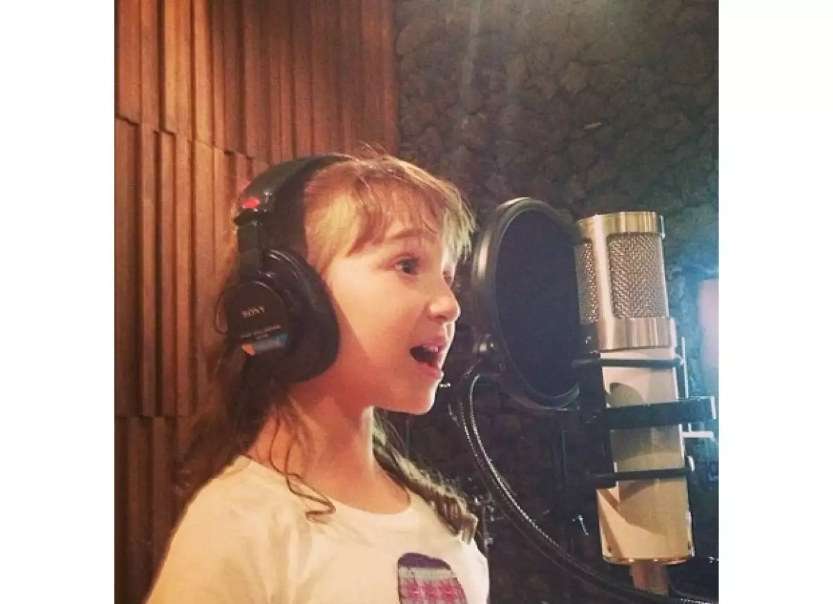 La conductora compartió fotos de Mía y Nina cantando en el estudio de grabación junto a Erick Rubín. No cabe duda que `de tal palo, tal astilla´.