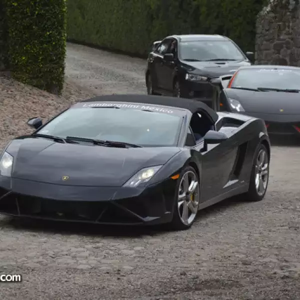 Modernos automóviles de colección,hicieron su presencia para deleite de los invitados