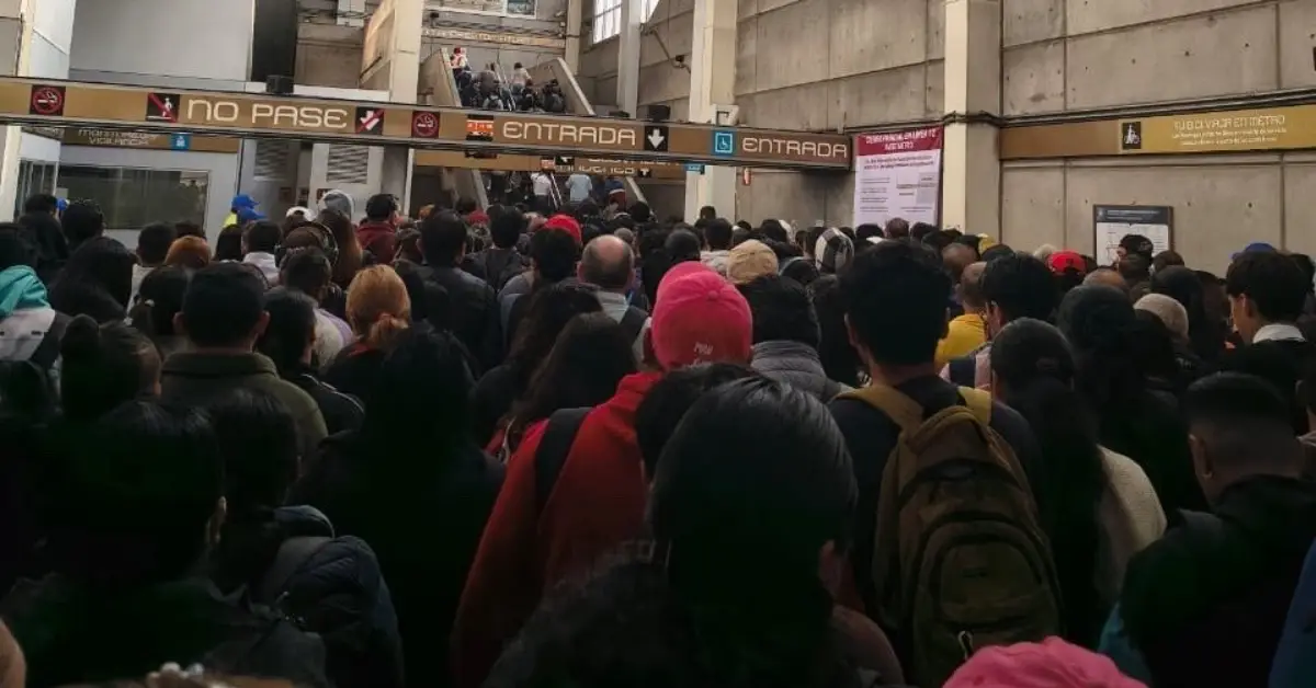 Aglomeracion de gente en la entrada de la LÍnea 12 del Metro; se ofrece servicio parcial.jpg