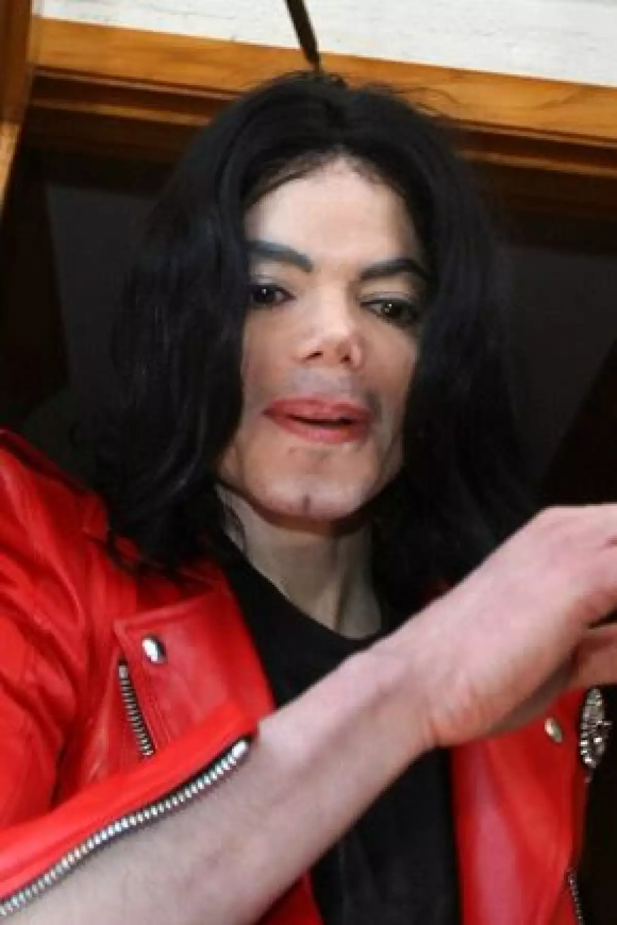 El cantante fue hospitalizado de urgencia en Los Angeles tras sufrir un paro cardiorespiratorio. Se ha hecho público que llegó al Centro  Médico UCLA Medical Center "sin respirar y permanece ahí".