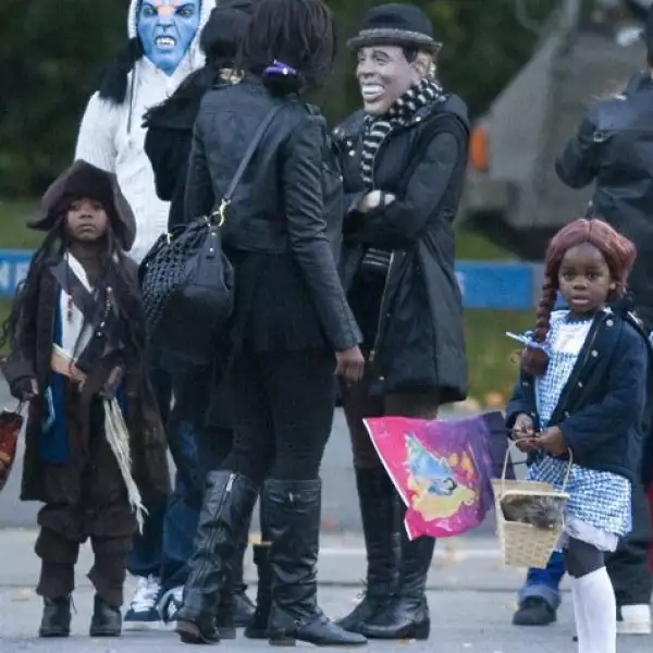 Madonna, con la máscara de Obama, y sus hijos Lourdes, David, Mercy y Rocco no fallaron a la tradición para Halloween y se divirtieron en lo Hamptons, Nueva York.