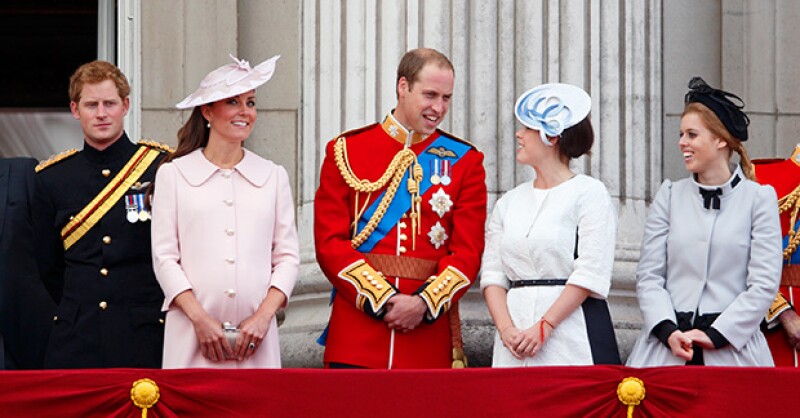 La princesa Beatrice con la familia real inglesa.
