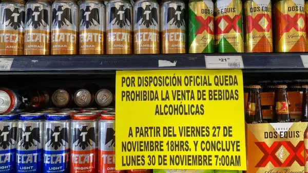 Con mensaje en productos con alcohol supermercado, avisa a los clientes sobre medidas de ley seca.

