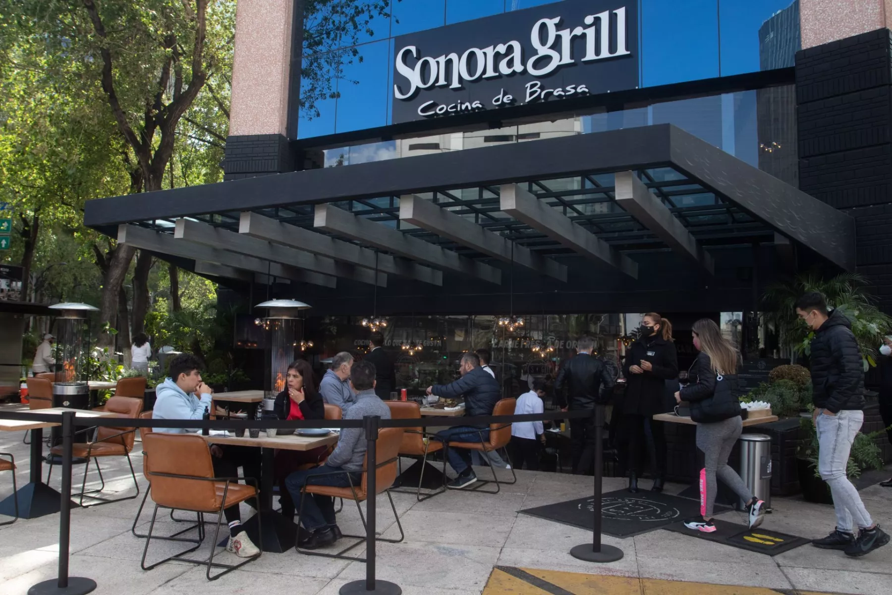 El restaurante Sonora Grill reabrió su servicio para que los clientes adquieran sus alimentos en los establecimientos a pesar de que la capital se mantiene en Semáforo Rojo