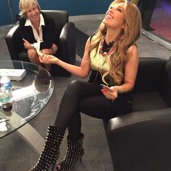 Previo a su aparición en Primero Noticias, Thalía se mostró de lo más sonriente y de buen humor.