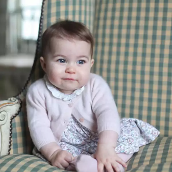 La princesa Charlotte de Cambridge, hija de William y Kate, fue fotografiada a los seis meses por su mamá en Anmer Hall, su residencia en Norfolk.