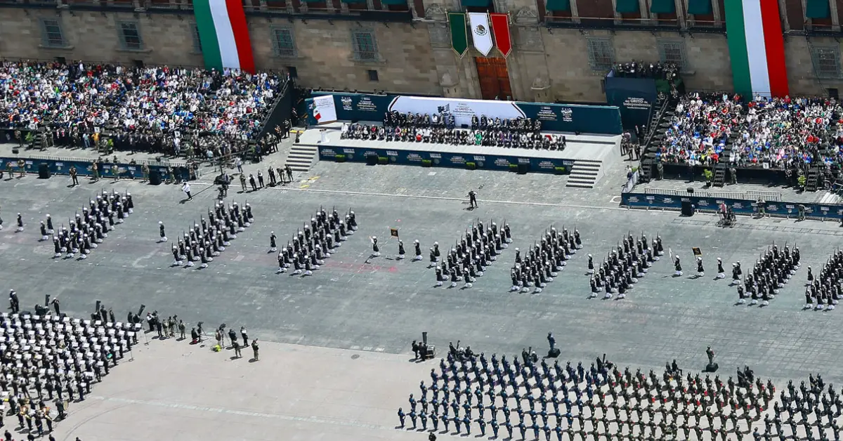 Elementos del Ejército que avanzan frente al gabinete presidencial en elZócalo. Tres banderas de México cuelgan en Palacio Nacional.jpg