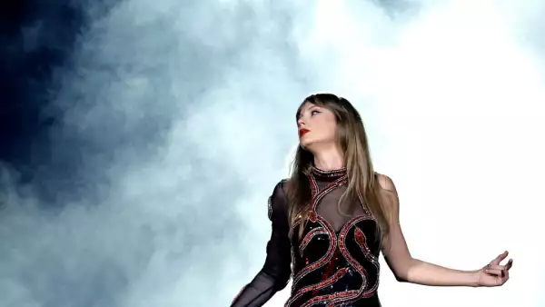 Foto de Taylor Swift con el traje color negro y rojo de la Era Reputation en The Eras Tour, en el concierto de Glendale, Arizona.