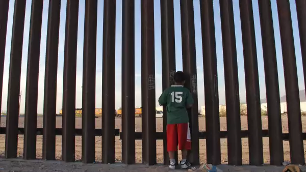 Niño en la frontera