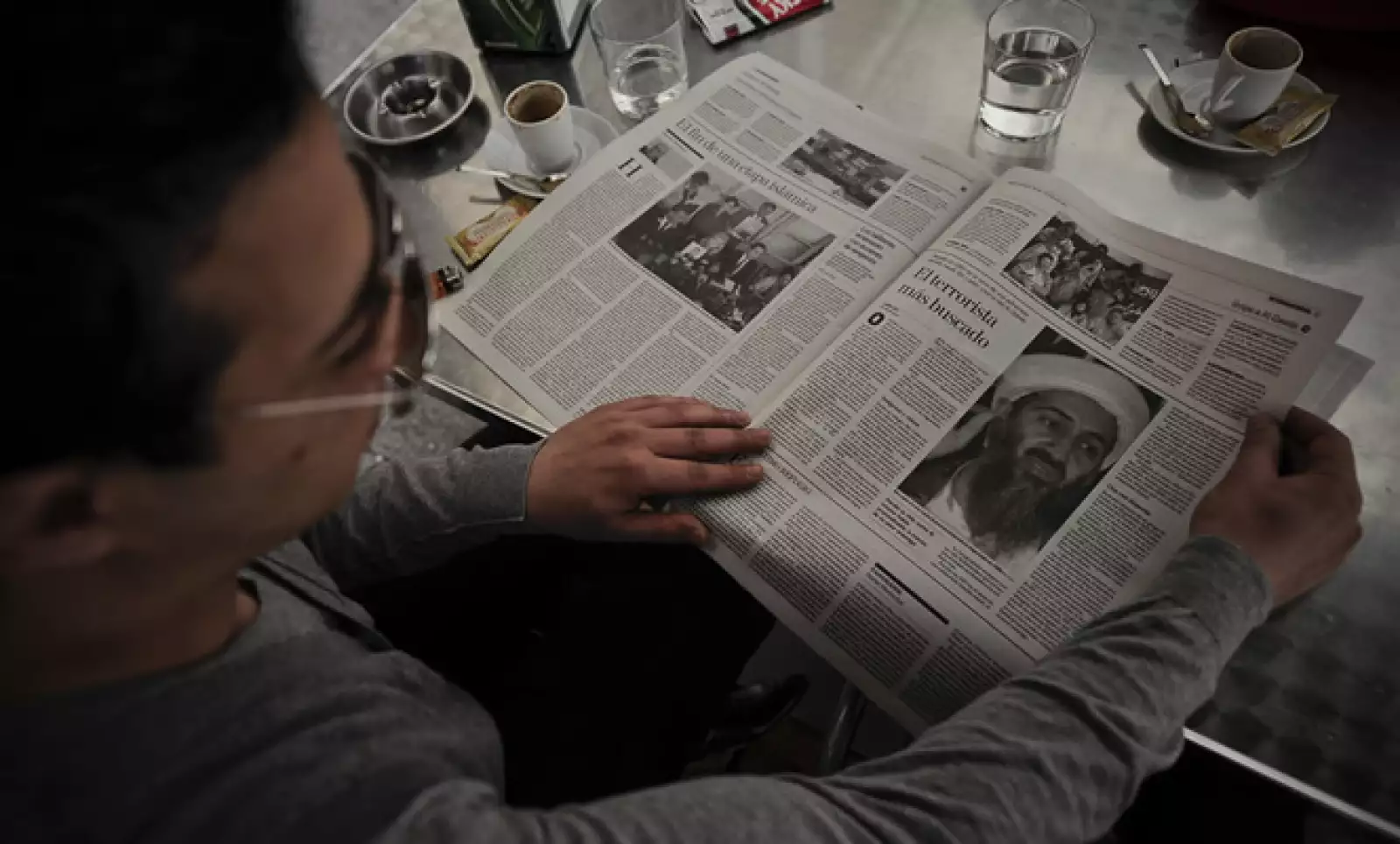 La foto de Osama bin Laden se difundió en medios de comunicación alrededor del mundo. El fundador del movimiento yihaidista Al-Qaeda aceptó la responsabilidad del ataque del 9/11, lo que desató una persecución que duraría casi 10 años.