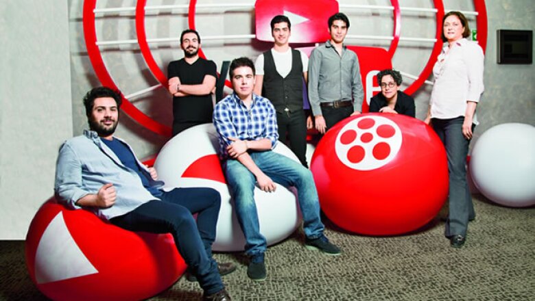 Cinco productores mexicanos independientes de contenido audiovisual dimensionan el potencial de negocios que ofrece YouTube. Desde 2010 la plataforma de videos puso en marcha un programa con el que entrega a determinados socios -elegidos por el número d