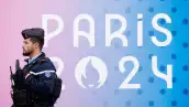 Un gendarme francés pasa junto al logotipo de los Juegos Olímpicos y Paralímpicos de París 2024 frente a la Asamblea Nacional en París, Francia, el 2 de mayo de 2024.