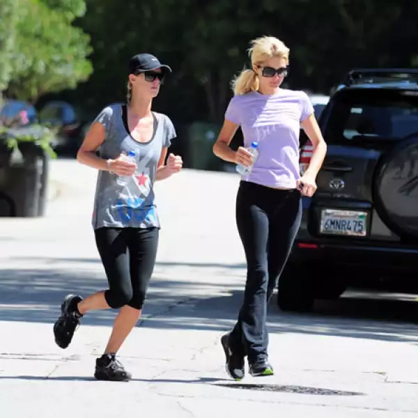 Paris Hilton y su hermana Nicky salen a correr cerca de la casa de Nicky en Beverly Hills, California.