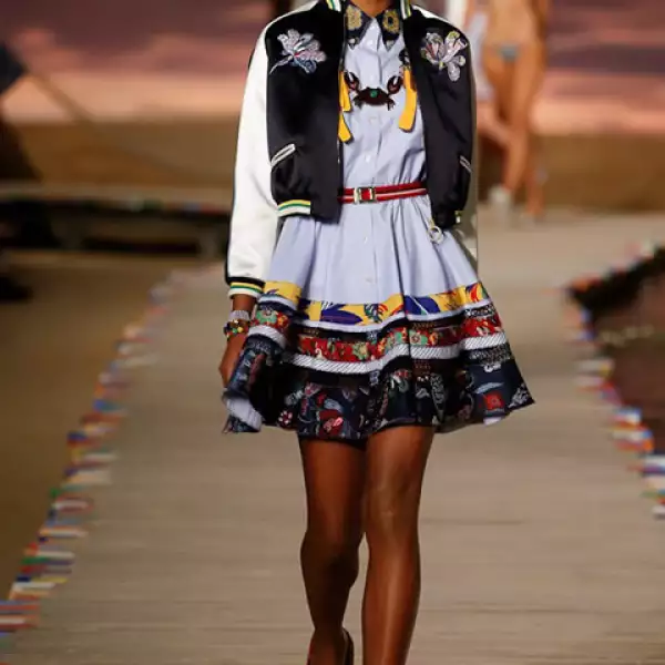 Bomber azul marino de seda, vestido mini tipo camisa con patchwork y sandalias tipo alpargatas.