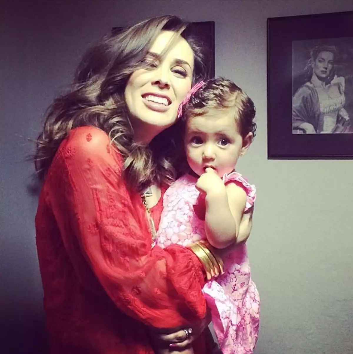 La conductora compartió una foto en su cuenta de Instagram donde aparece con su primogénita y aunque no se ve su embarazo, deseó buenas noches de parte de ella y sus dos hijas.