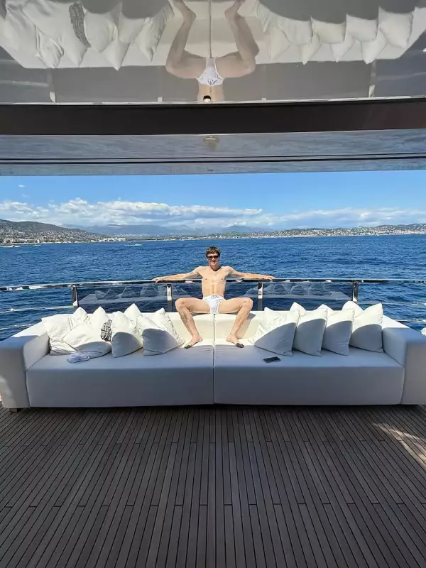 Cruz Beckham en speedo blanco de Prada