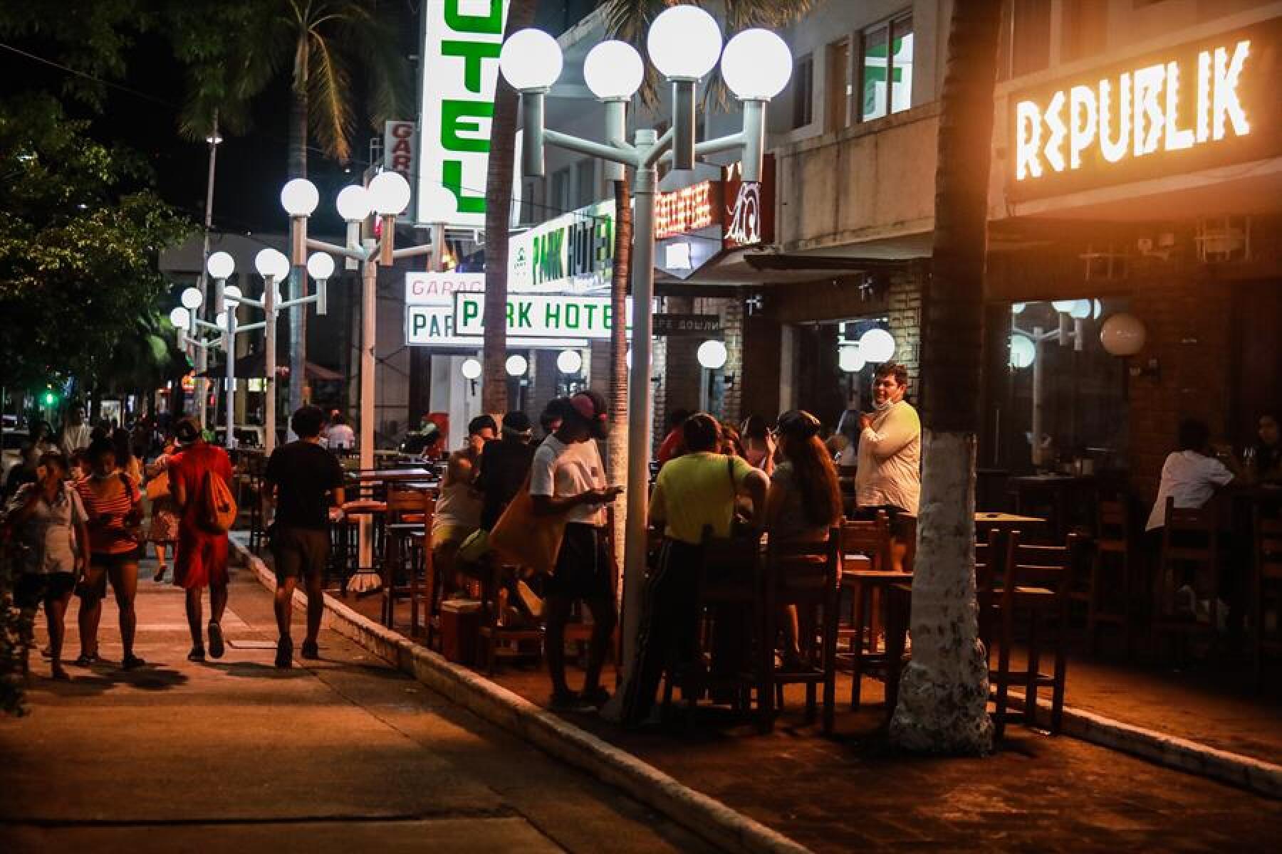 Antros, bares y salones reabren en Acapulco e inician su pelea por recuperarse