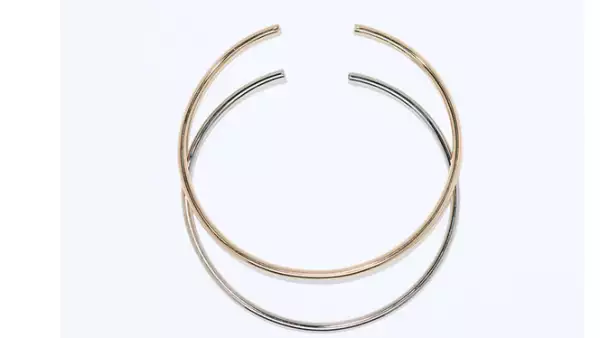 Un accesorio en el cuello discreto puede dar un toque de distinción a tus prendas. Busca el equilibrio, si usas un collar grande elige aretes discretos.