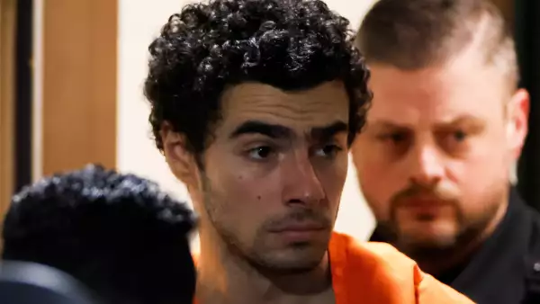 Luigi Mangione, de 26 años, sospechoso del asesinato en la ciudad de Nueva York del ejecutivo de UnitedHealth Brian Thompson, es escoltado después de una audiencia de extradición en el Tribunal del Condado de Blair en Hollidaysburg, Pensilvania, EE. UU. 10 de diciembre de 2024.