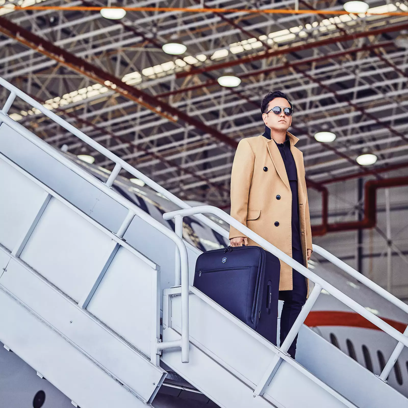 Influencers Con Maleta En Mano