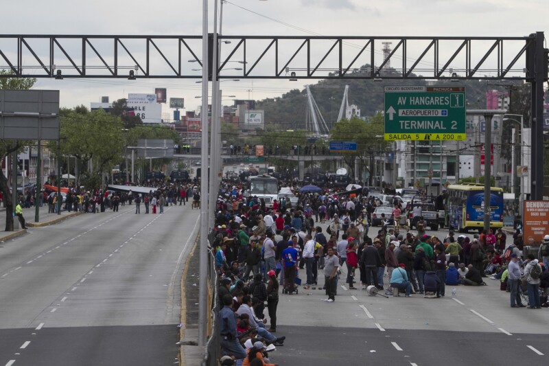 Los accesos al Aeropuerto Internacional de la Ciudad de México fueron obstruidos por maestros de la CNTE.