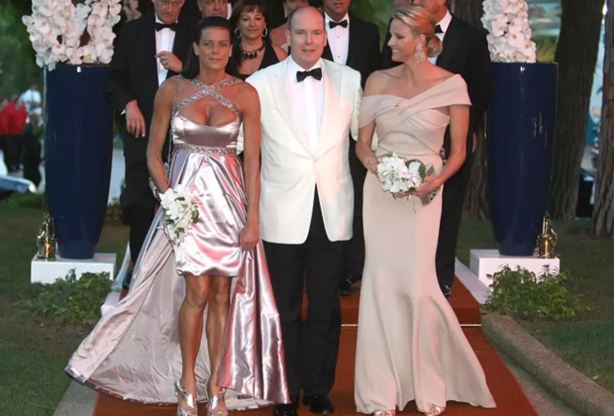 La prometida del Príncipe Alberto, muchas veces comparada con la mítica Grace Kelly, se lució la noche de ayer en el Gran Baile de la Cruz Roja, una de las noches más importantes del año.
