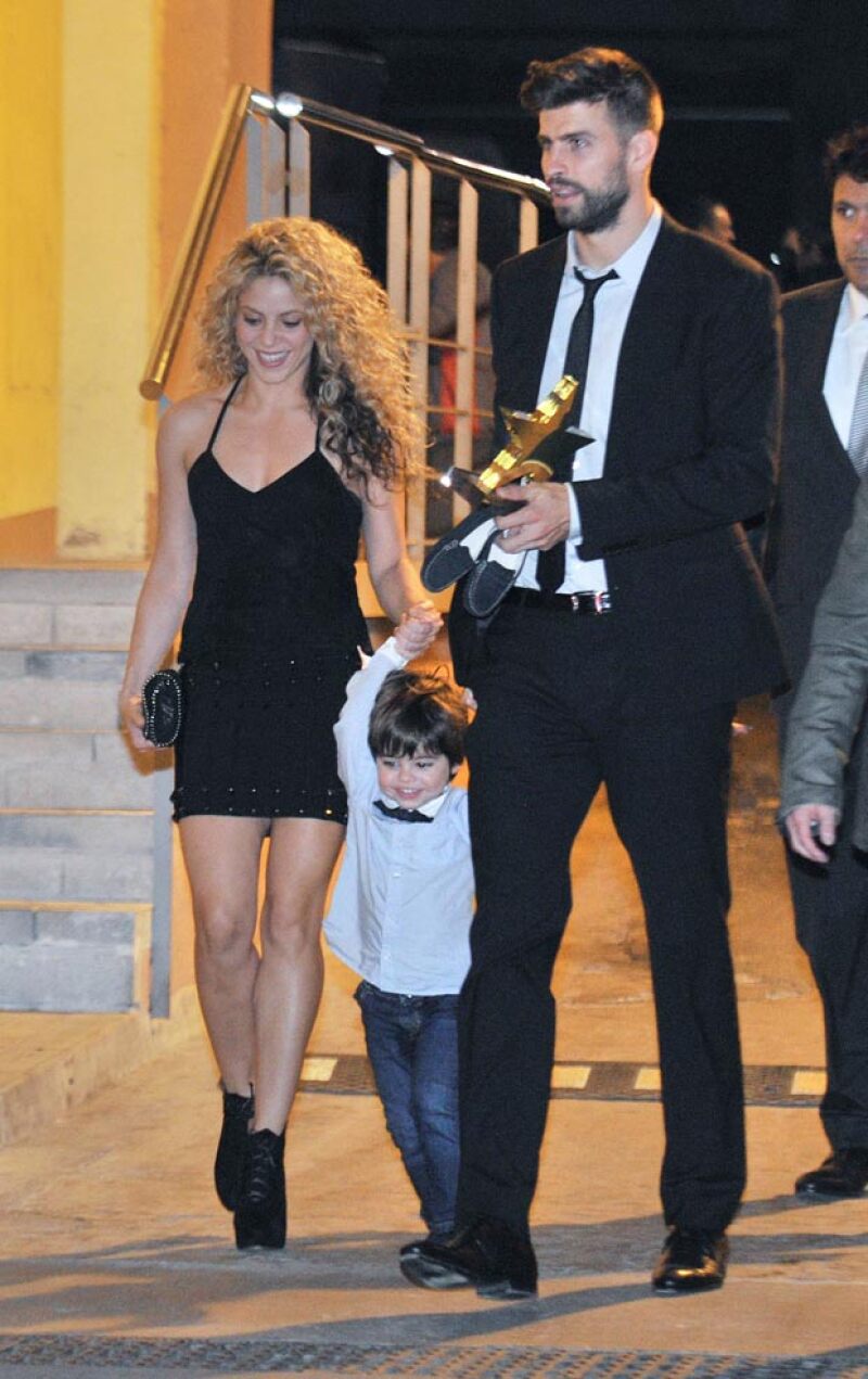 A la salida del evento, parece que Milan anduvo muy travieso, pues hasta se quitó sus zapatitos, mismos que Gerard llevaba en la mano.