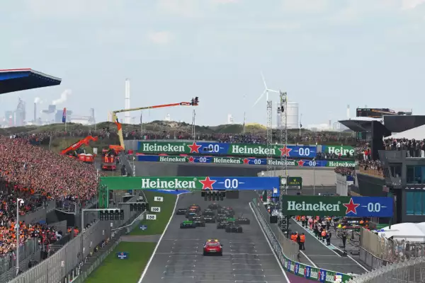Foto de los autos de F1 en formación antes de iniciar la carrera del GP de Países Bajos.