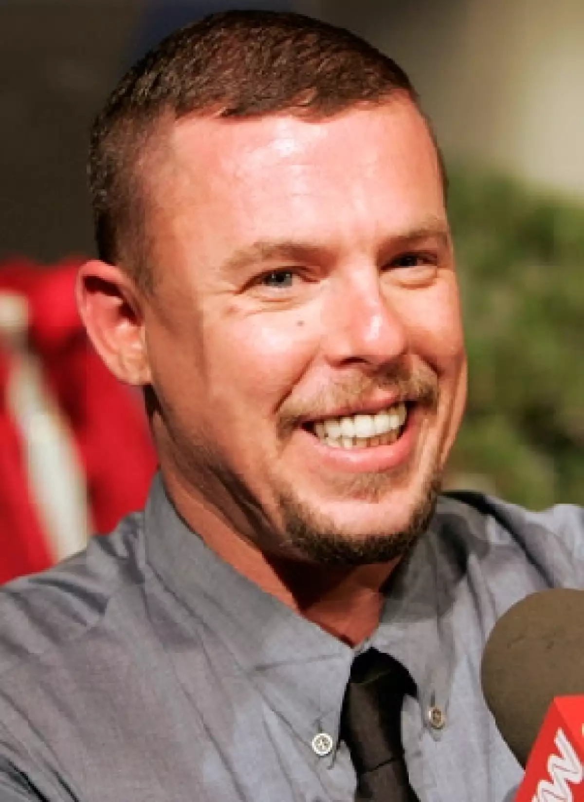 El inglés que revolucionó la moda y pasó de ser el hijo de un taxista al diseñador consentido de Givenchy, Gucci y Puma.