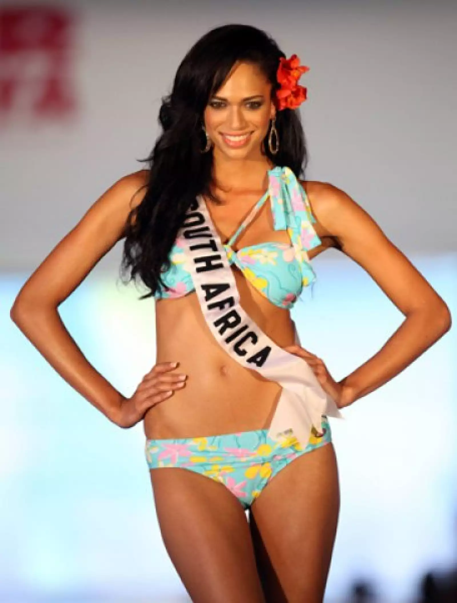 Tatum Keshwar, de Sudáfrica, le dio un toque más femenino a su presentación con una flor en la cabeza.