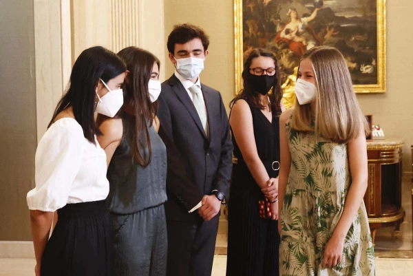 Leonor de España recibió a los alumnos miembros de United World Colleges (UWC) en el Palacio Real de España.