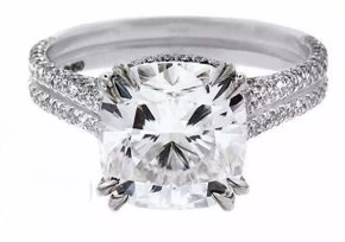 El anillo de matrimonio que el hermano mayor de los Jonas Brother le entregó a su novia Danielle Deleasa fue diseñado por él y cuenta con 210 diamantes incrustados a su alrededor.