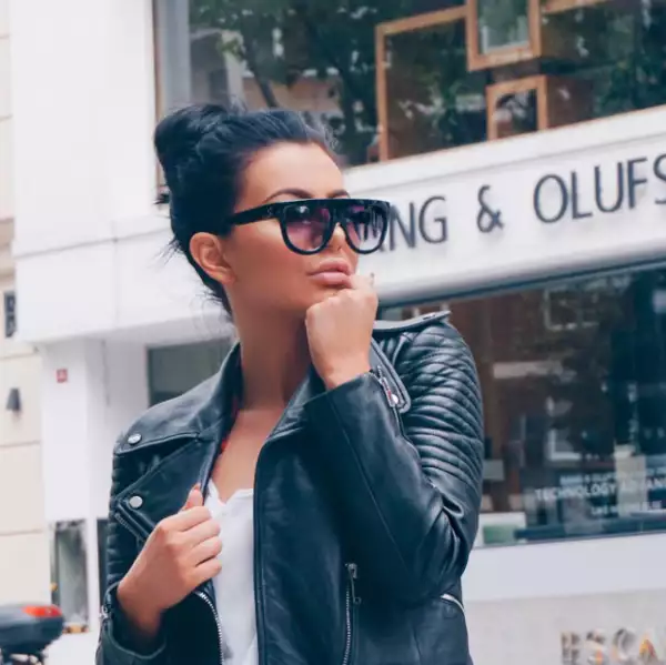 Además, también trata de vestirse como ella.