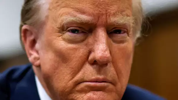 El candidato presidencial republicano y expresidente de los Estados Unidos, Donald Trump, continúa en la sala del tribunal mientras continúa su juicio penal por los cargos de falsificación de registros comerciales para ocultar el dinero pagado para silenciar a la estrella porno Stormy Daniels en 2016, en el tribunal estatal de Manhattan en la ciudad de Nueva York, EE. UU., el 22 de abril de 2024.