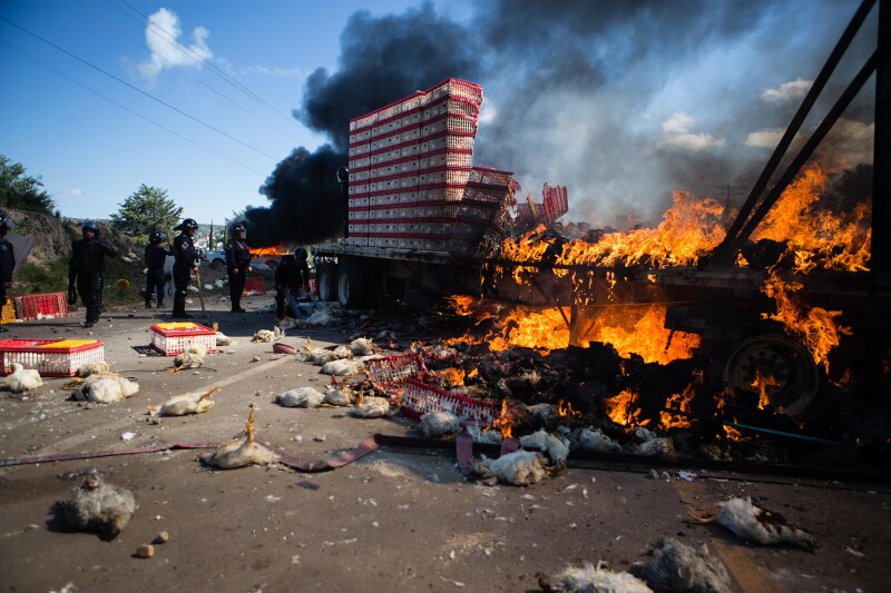 Los bloqueos en las carreteras de la zona del Istmo y los Valles Centrales de Oaxaca han generado encarecimiento y desabasto de productos básicos, según los empresarios.