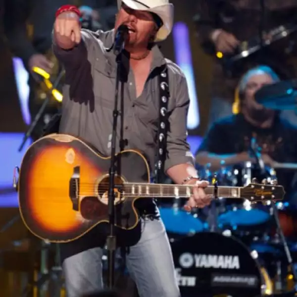 Otro cantante country de la lista, en el octavo lugar es Toby Keith, quien se llevó 52 millones de dólares.