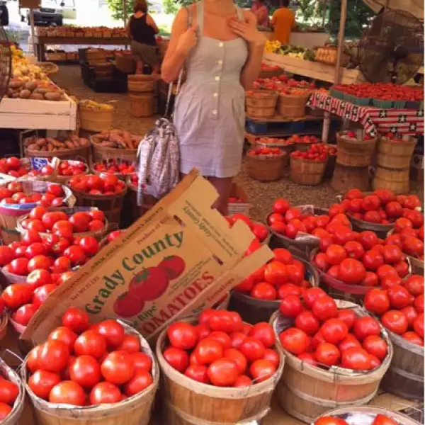 Taylor Swift se tomó la foto, la subió a su Twitter y escribió: “Tienda de productos de la tierra”.