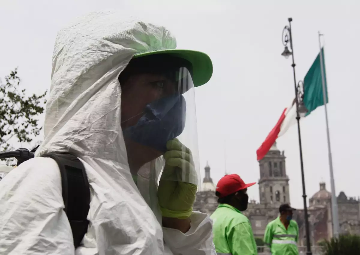 Sanitización en las inmediaciones del Zócalo