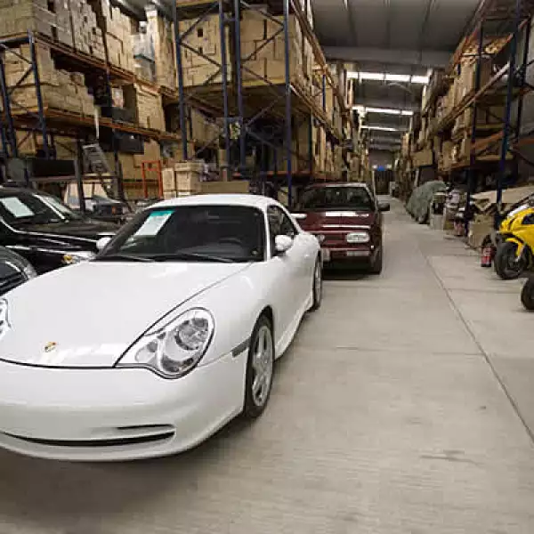 Todo lo confiscado al crimen organizado, lo que Hacienda requisa a quienes no pagan impuestos o los bienes que las aduanas retienen por contrabando termina bajo la tutela del Servicio de Administración y Enajenación de Bienes (SAE).