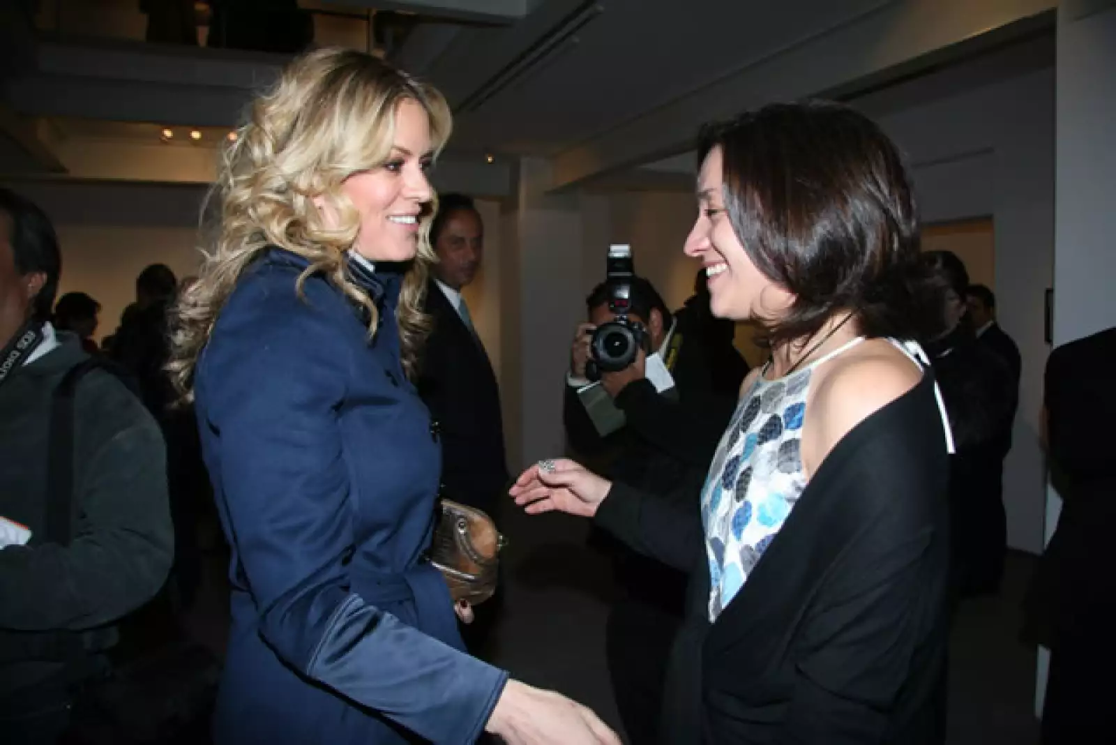 Exposición de Mona J. Lang con Rebeca De Alba.