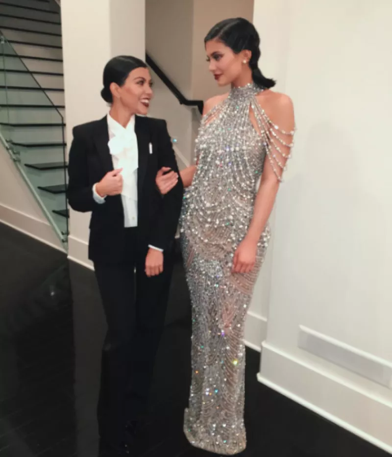 Acompañada de un ejército de Daisys y Gatsbys, entre ellos todas sus hijas, la momager celebró con una fiesta over the top en West Hollywood.