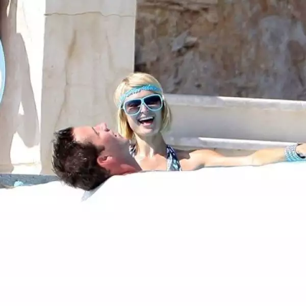 La socialité no dejó de apapachar a su galán.