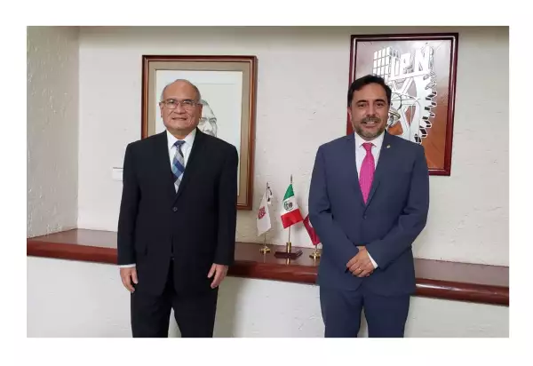 El director general del IPN, Arturo Reyes Sandoval, y Salvador Landeros Ayala, director general de la Agencia Espacial Mexicana.