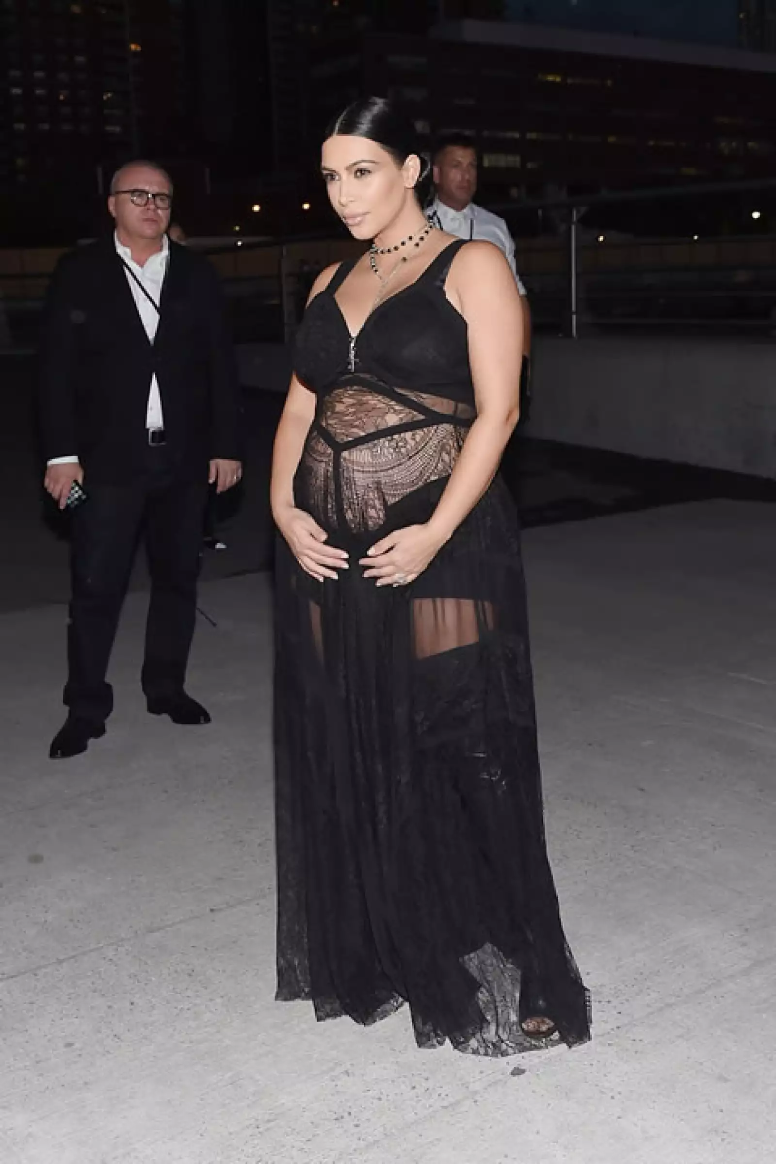 Kim Kardashian llegó al desfile de Givenchy, cuyo diseñador, creó su vestido de novia. También estuvo presente el esposo de la reality star.