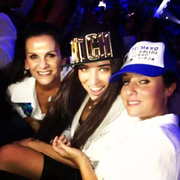 Karla disfrutó el concierto con sus amigas.