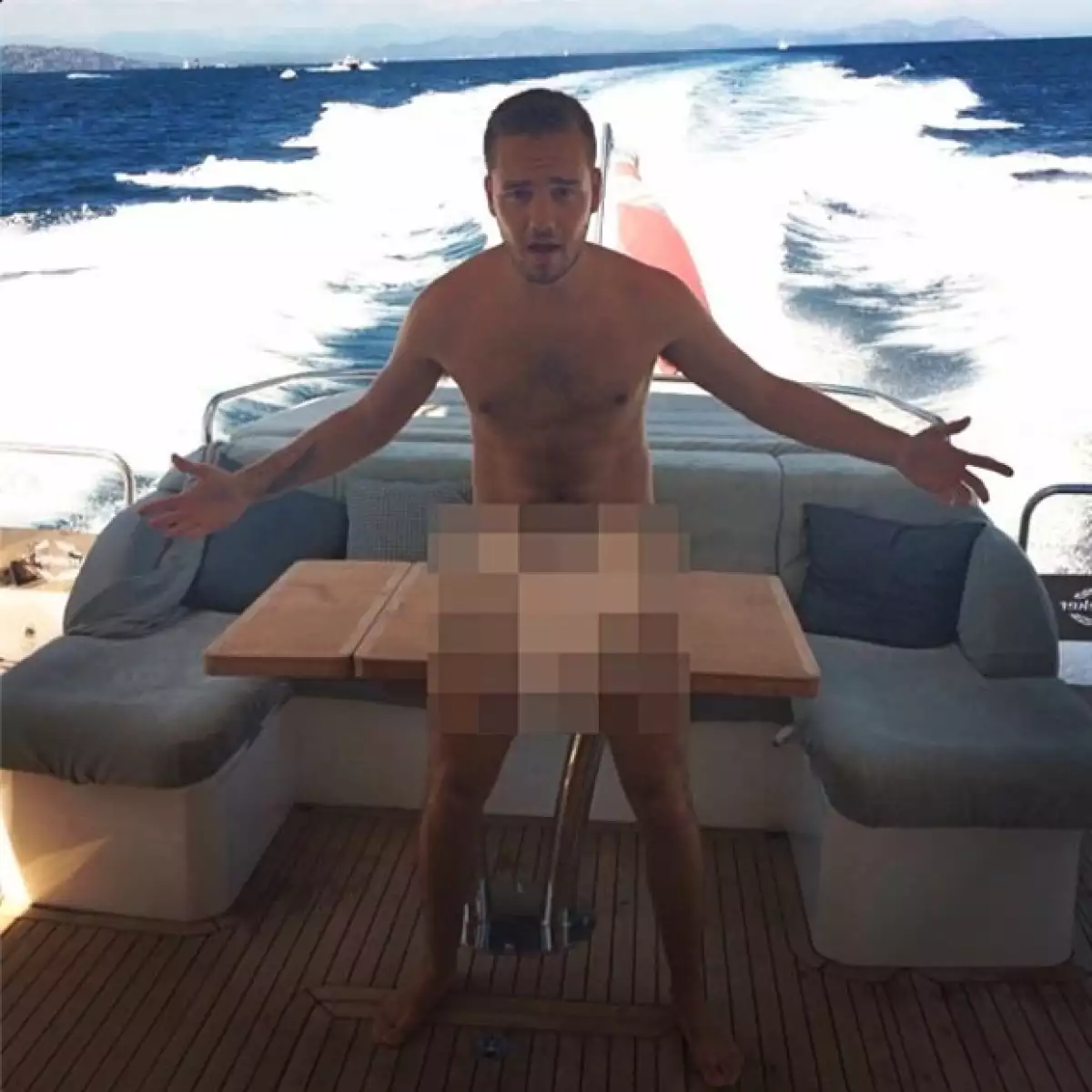 El cantante de One Direction publicó en su perfil de la famosa red social una fotografía en la que aparece desprovisto de ropa y a bordo de un yate.