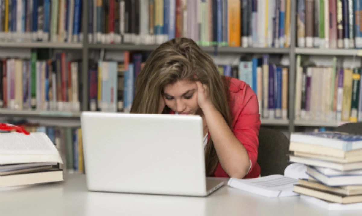 Los alumnos estresados presentan estrés debido a factores como la sobrecarga académica y el tiempo insuficiente de descanso. (Foto: iStock by Getty Images)