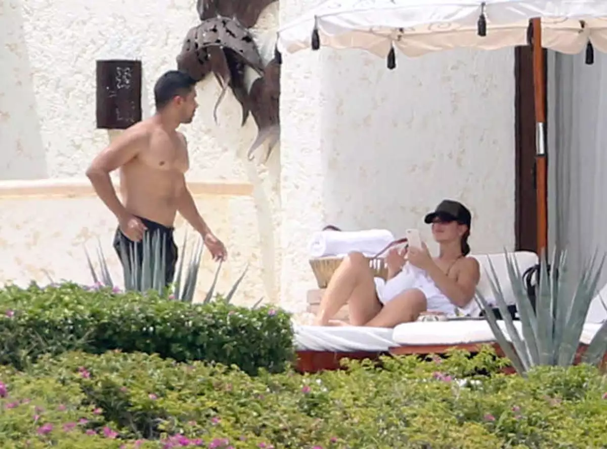 Todo indica que la relación del actor con Demi ya es cosa del pasado, prueba de ello fueron sus más recientes vacaciones a los Cabos con una actriz de Hollywood.