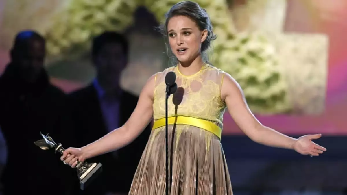 Natalie Portman recibe el premio a la Mejor Acrtiz en los Spirit Awards
